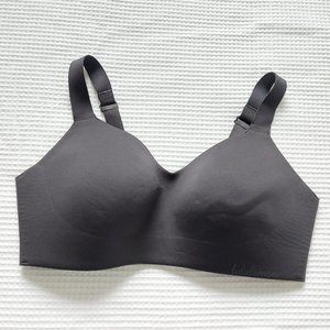 Lululemon Bra 34D Adjustable Straps Breathable Comfort Hook and Eye Closure